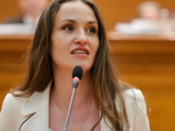 Guvernul-recunoa--te---n-premier---leg--tura-dintre-scoaterea-Rom--niei-din-Visa-Waiver---i-anularea-alegerilor-preziden--iale--Oana---oiu-a-sc--pat--porumbelul-.jpg