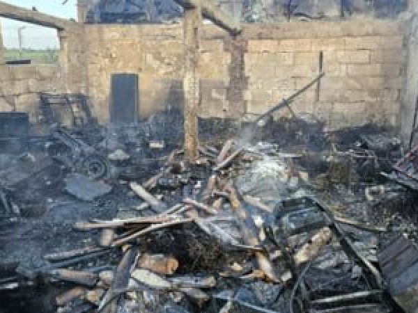 Incendiu-devastator-la-o-hal---dintr-o-localitate-din-Gala--i--Pompierii-au-intervenit-timp-de-patru-ore-pentru-stingerea-fl--c--rilor.jpg