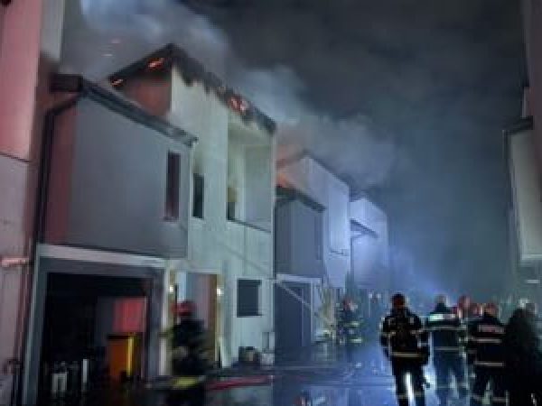Incendiu---ntr-un-complex-reziden--ial-de-l--ng---Bucure--ti--Fl--c--rile-risc---s---se-extind---la-mai-multe-case.jpg