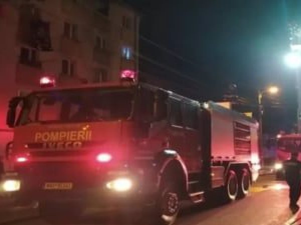 Incendiu-puternic---ntr-un-bloc-din-Timi--oara--Pompierii-au-evacuat-80-de-persoane--mai-mul--i-adul--i---i-copii-au-primit---ngrijiri-medicale.jpg