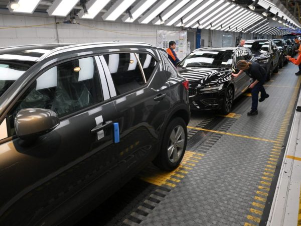 Intr-o-fabrica-Volvo.jpg