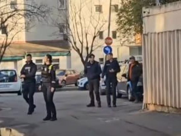 Jaf-cu-un-pistol-cu-bile--Un-magazin-de-bloc--pr--dat-pe-zi-de-dou---persoane-cu-cagule.jpg