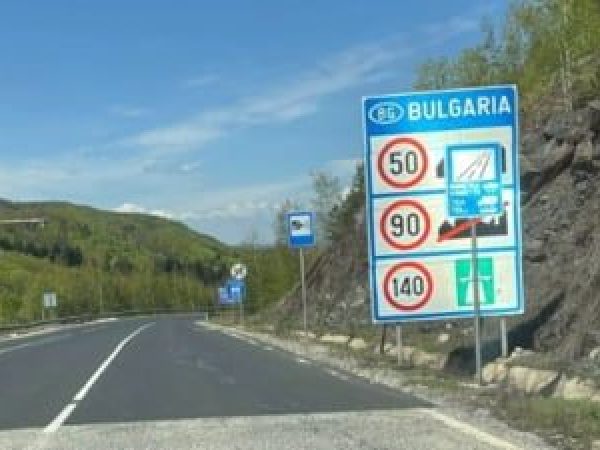 Momeal---pentru-turi--tii-rom--ni----ntr-o-parcare-din-Bulgaria-----S-a-eliberat-fix-atunci-c--nd-am-ajuns--l--ng---un-BMW---.jpg