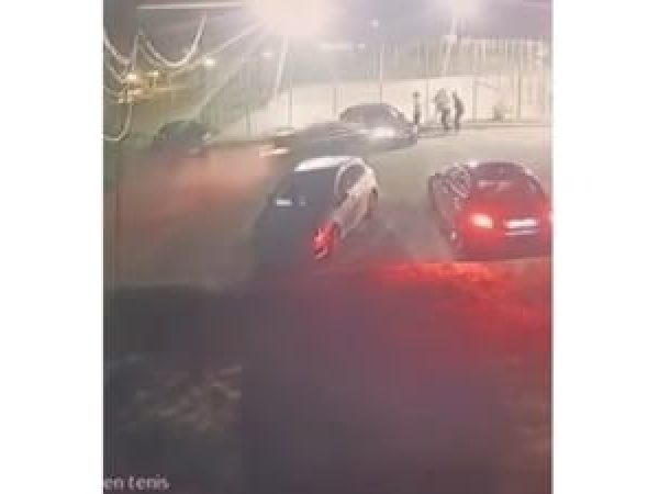 Momentul---n-care-un---ofer-a-intrat-cu-ma--ina---ntr-un-grup-de-tineri----n-Cara---Severin--Trei-persoane-au-ajuns-la-spital--font-color--red--VIDEO--font-.jpg