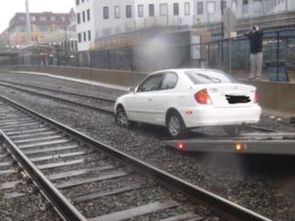 O-femeie-a-ajuns-cu-ma--ina-pe---inele-de-tren-dup---ce-a-urmat-indica--iile-din-Waze.jpg