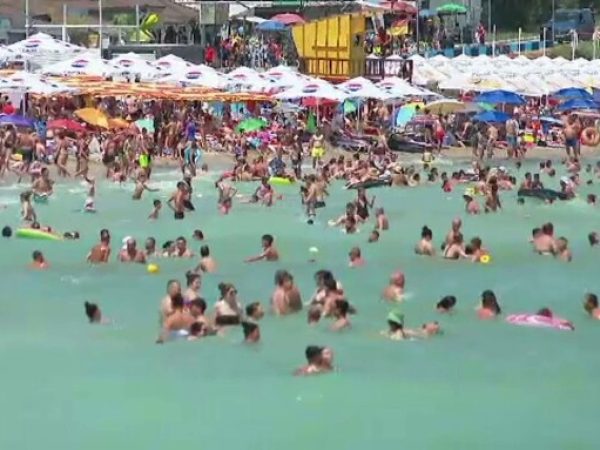 Plin-de-turisti-pe-plaja.jpg