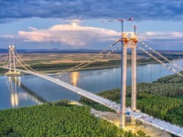 Podul-de-la-Br--ila-intr-----n-repara--ii--cu-lopata---Este-pentru-cincea-oar---c--nd-se-toarn---un-nou-covor-asfaltic--dup---mai-pu--in-de-doi-ani-de-la-inaugurare.jpg