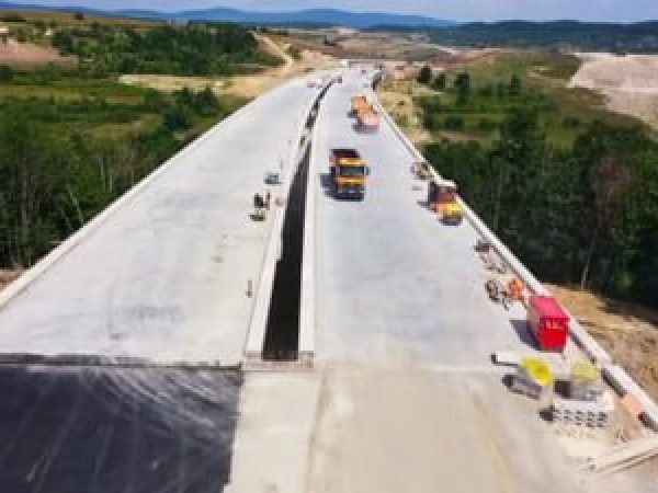 Progres-pe-Autostrada-Transilvania--Doar-la-o-sec--iune-lucreaz---500-de-oameni---i-300-de-utilaje--O-treime-din-execu--ie-este-gata.jpg