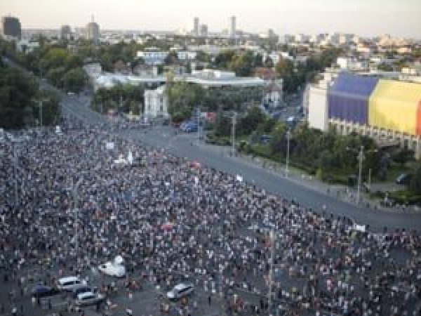 Protest---n-Pia--a-Victoriei--la-7-ani-dup---violen--ele-de-pe-10-august-----Ne-au-b--tut--Ne-au-gazat--Faptele-se-prescriu---n-2026----.jpg