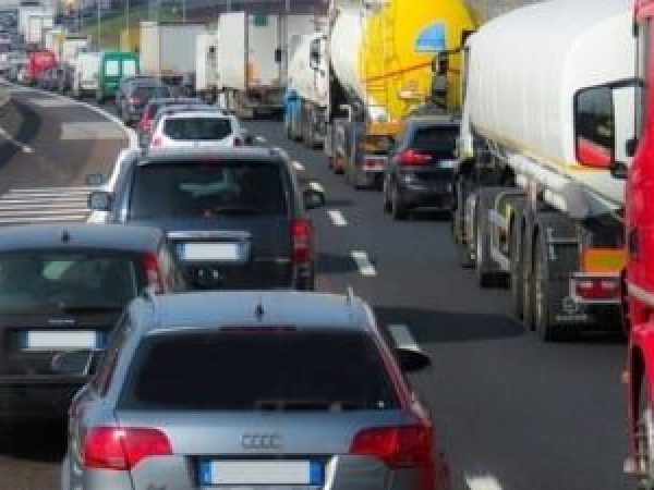 Restric--ii-de-trafic-pe-autostr--zi--drumuri-expres---i-na--ionale---n-14-jude--e--Ce-autovehicule-de-mare-tonaj-pot-circula---n-continuare-pe-canicul--.jpg