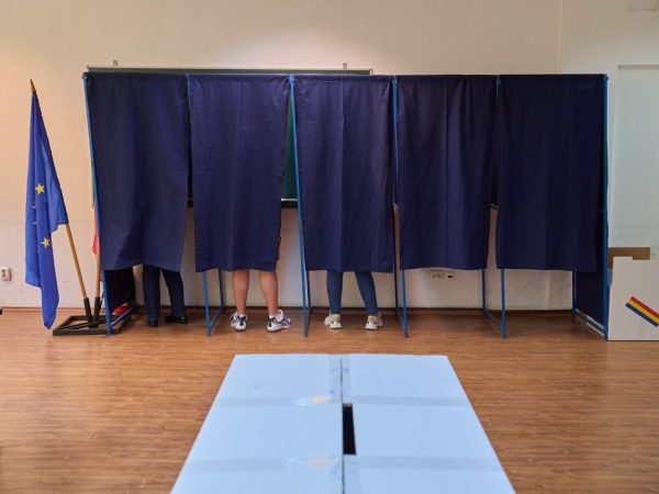 Sectie-de-votare-in-primul-tur-al-alegerilor-prezidentiale-2025.jpg