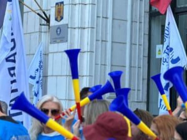 Sindicali--tii-de-la-Apele-Rom--ne-protesteaz-----n-fa--a-Ministerului-Mediului-----Mai-pu--ini-oameni--mai-multe-riscuri-----b--font-color--red--FOTO-VIDEO--font---b-.jpg