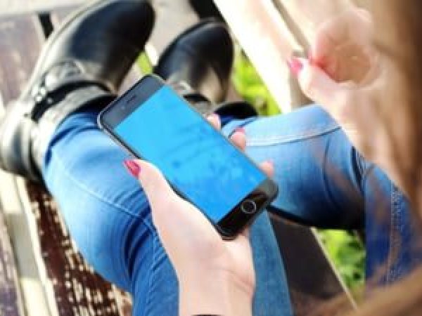 Smartphone-ul--un----parazit-digital-----Ce-spun-cercet--torii-despre-rela--ia-tot-mai-toxic---dintre-om---i-telefon.jpg