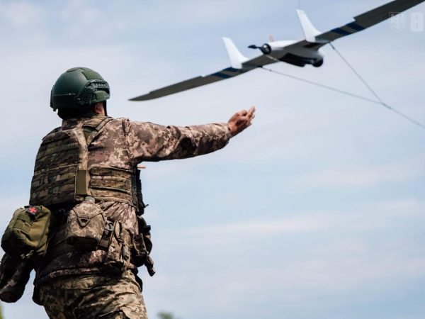 Soldat-ucrainean-lansand-o-drona.jpg