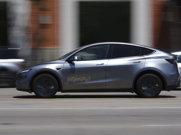 Taxi-autonom-de-la-Tesla.jpg