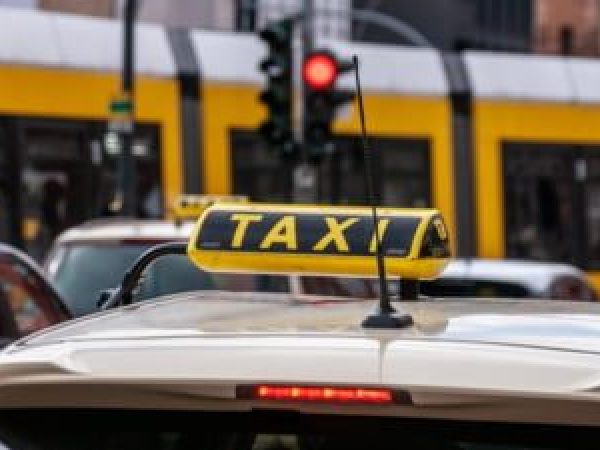 Taximetristul-amendat-pentru-c---l-a-refuzat-pe-Dacian-Ciolo----ap--rat-de-colegi---Nu-a-gre--it-cu-nimic---b--font-color--red--VIDEO--font---b-.jpg
