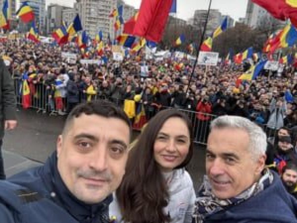 Tensiuni---i---mbr--nceli---n-Pia--a-Victoriei--Protestatarii-au-aruncat-cu-sticle---i-l--zi---n-jandarmi--Georgescu----n-mijlocul-mul--imii-----Vor-s---mi-blocheze-iar-candidatura---.jpg