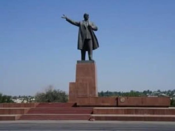 Tinerii-din-Vest-sunt-amoreza--i-de-URSS--Ucraina-le-spune-cum-era-cu-adev--rat-via--a-atunci-----Produc--ia-de-h--rtie-igienic---a---nceput-la-c----iva-ani-dup---ce-Gagarin-a-fost---n-spa--iu-----b--font-color--red--VIDEO--font---b-.jpg