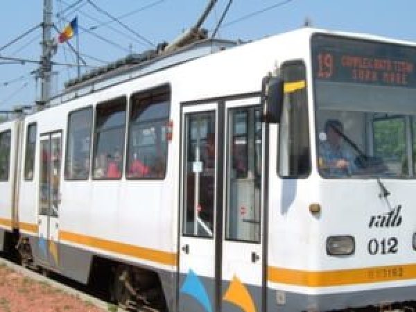 Tramvai-deraiat-pe-un-bulevard-important-din-Bucure--ti--Circula--ie-blocat---pe-trei-linii--Ce-solu--ii-rapide-au-g--sit-echipele-de-interven--ie.jpg