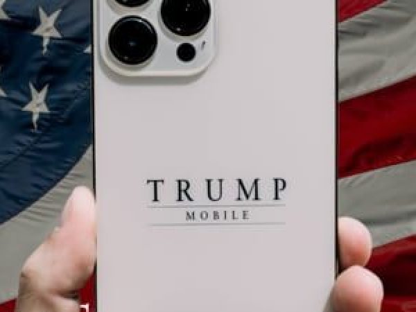 Trump-Mobile-T1-nu-e-chiar-a--a-american-precum-p--rea-ini--ial--Cum-s-a-schimbat-povestea-telefonului----produs---n-SUA---.jpg