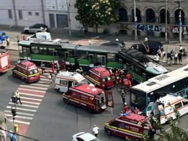 UPDATE-Accident-cu-11-victime---n-Bucure--ti--Au-fost-implicate-un-tramvai---i-un-autobuz--6-oameni-au-ajuns-la-spital--b--font-color--red--VIDEO--font---b-.jpg