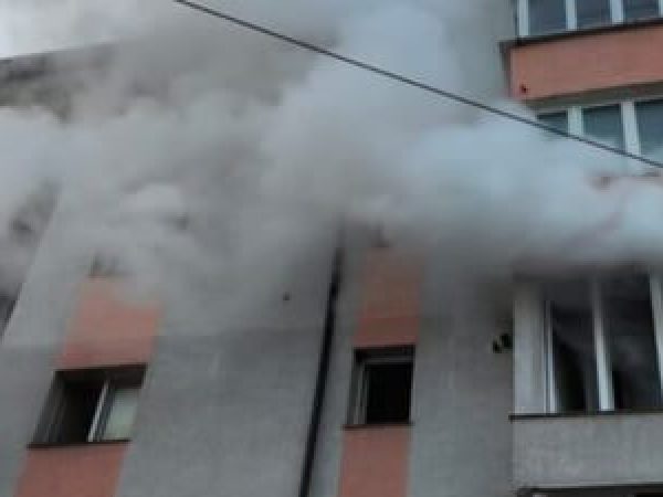 UPDATE-Incendiu-puternic---ntr-un-bloc-din-R--d--u--i--Zeci-de-persoane-evacuate-din-cl--dire--O-candel----posibila-cauz---a-focului.jpg