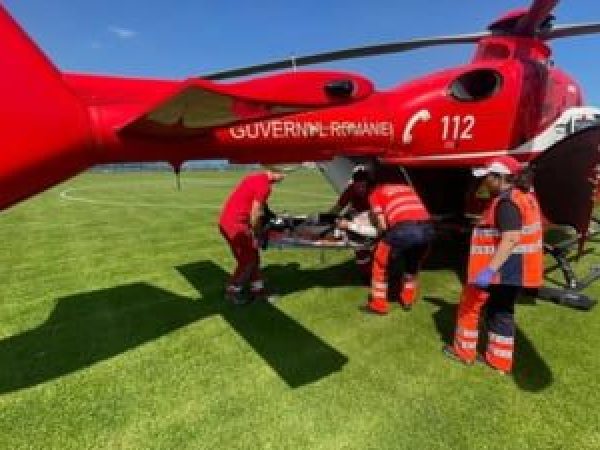 UPDATE-Para--utist-cu-r--ni-serioase-dup---aterizarea-pe-Aeroportul-Tuzla--A-intervenit-elicopterul-SMURD.jpg
