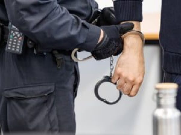 Un-b--rbat-care-s-a-pretins-pastor---i-angajat-DGASPC--arestat-preventiv-pentru---n--el--ciune--Cerea-taxe-pentru-a-livra----ajutoare----din-partea-Bisericii-Penticostale.jpg