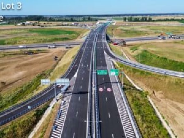 Un---ofer-de-24-de-ani-s-a-crezut-pe-pista-de-raliuri-pe-autostrada-A0--Cu-ce-vitez---a-fost-prins-de-poli--ie.jpg
