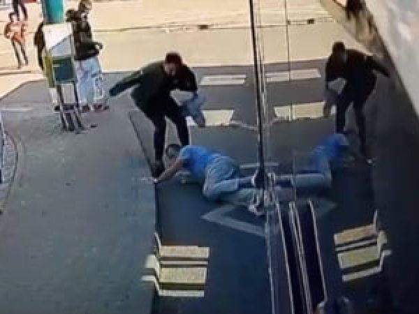 Un șofer de autobuz a fost bătut de un călător până a fost băgat în spital.