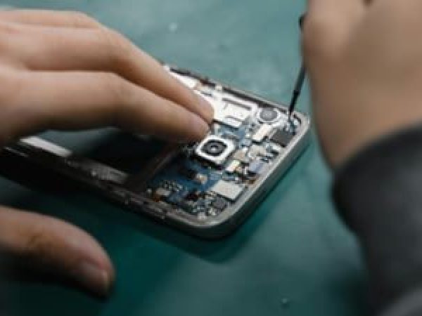 Unde-s-a-deschis-primul-service-GSM-din-Rom--nia---n-care-proprietarii-----i-pot-repara-singuri-telefoanele.jpg