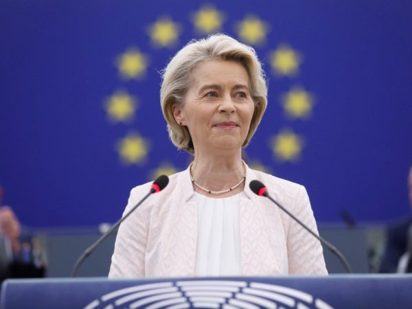 Ursula-von-der-Leyen-in-fata-Parlamentului-European-care-decided-daca-ii-mai-da-un-mandat-la-sefia-Comisiei-Europene.jpg