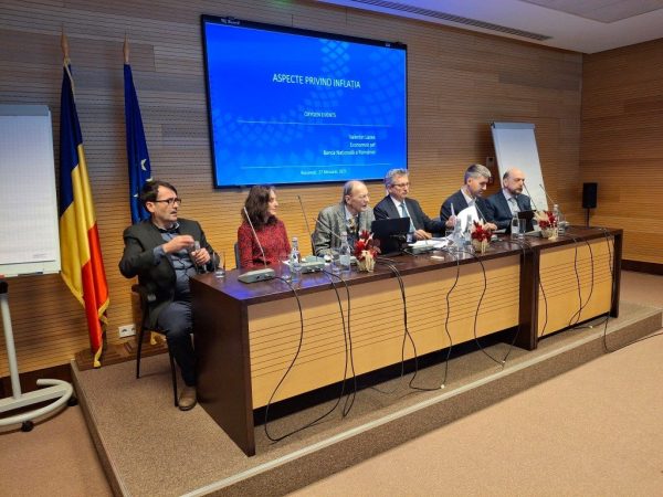Valentin-Lazea-economistul-sef-al-BNR-centru-la-conferinta-Oxygen-Eveents-pe-tema-inflatiei.jpg