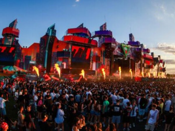 Adolescenții ridică stindardul cultului Ceaușescu la festivalul Beach, Please!