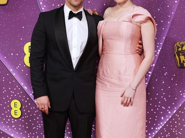 Aimee Lou Wood strălucește într-o rochie roz superbă, alături de iubitul ei Adam Long, la BAFTAs din 2026