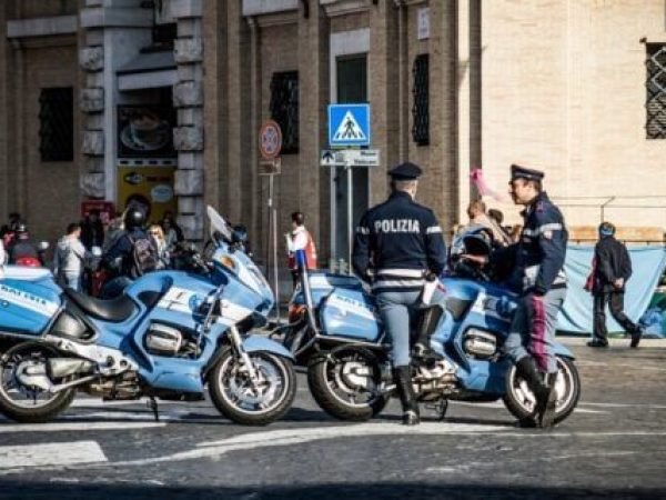 Atenție șoferi! Semnalizarea prezenței poliției cu farurile în Italia poate duce la amenzi și închisoare