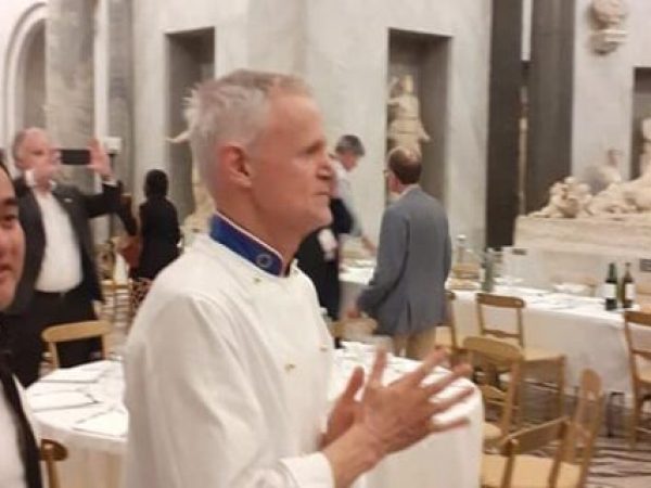 Bucătarul care a servit ultimii 3 Papi: o poveste culinară de excepție