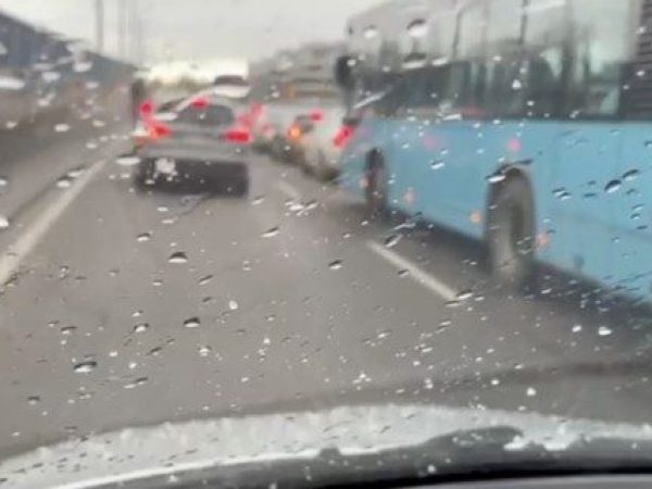 Bucureștenii, alertați să evite parcarea lângă canalizări din cauza codului roșu de ploi