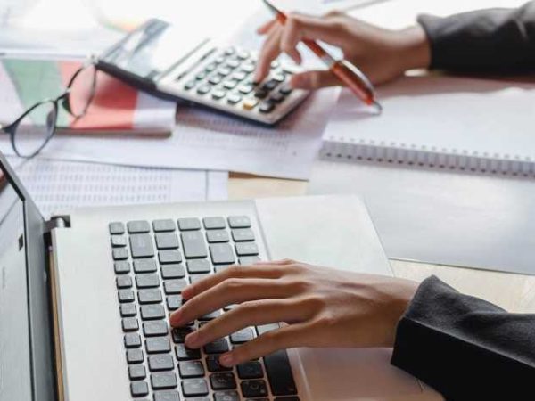 business-laptop-taxe-dreamstime.jpg