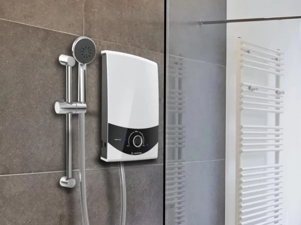 Cum să cureți eficient geamurile cabinei de duș: 5 soluții simple pentru eliminarea calcarului și urmelor de săpun