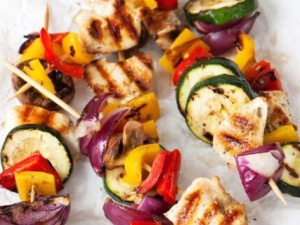 Cum să gătești delicioase frigărui de pui și legume în tigaia grill: rețetă simplă și savuroasă