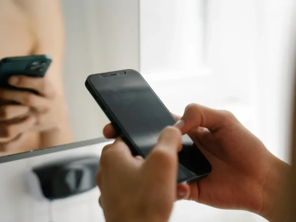 Cum să recunoști dacă copilul tău petrece prea mult timp pe telefon: Recomandări de la INSP