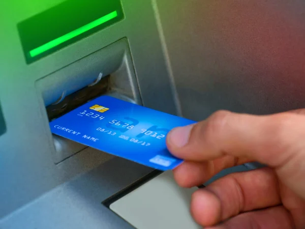 Cum să te protejezi de escrocheriile la bancomate și cum acționează infractorii