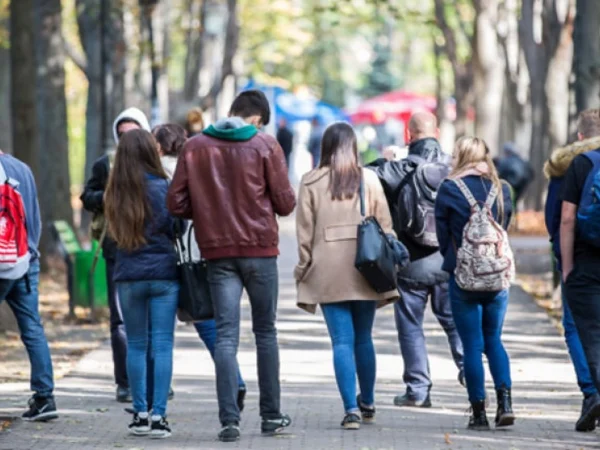 De ce tot mai mulți tineri de 20 de ani se simt epuizați și îmbătrâniți prematur: Explicațiile specialiștilor