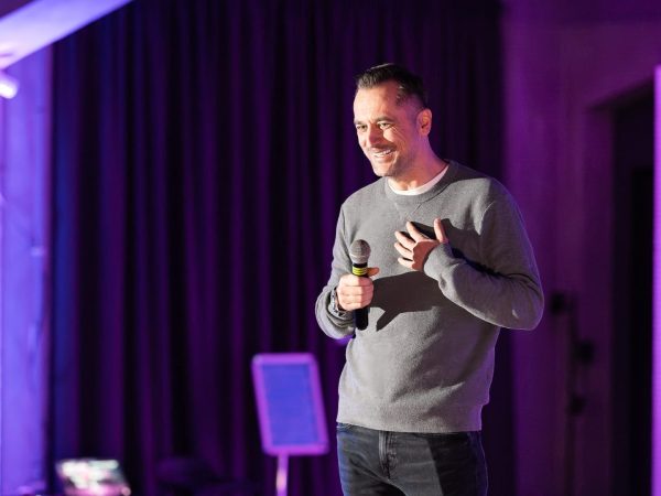 De la un pub din județul Arad la un imperiu creativ: cum a transformat Călin Crețu o pasiune pentru stand-up într-un business scalabil