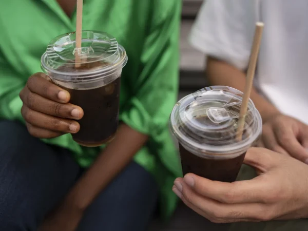 Descoperire alarmantă despre efectele paharelor de cafea de unică folosință