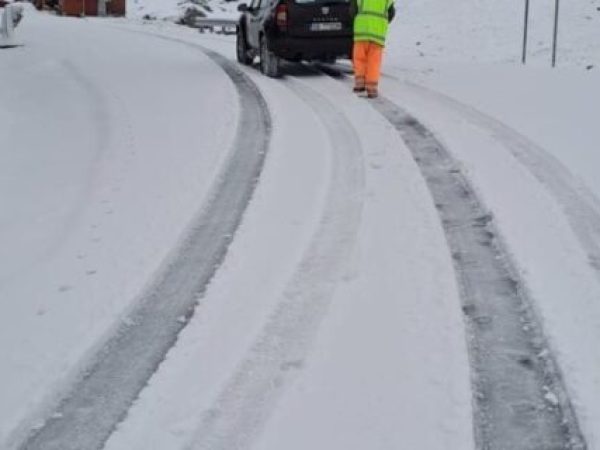 Drumarii se luptă cu vremea pentru a deschide Transfăgărășanul până la sfârșitul lunii mai