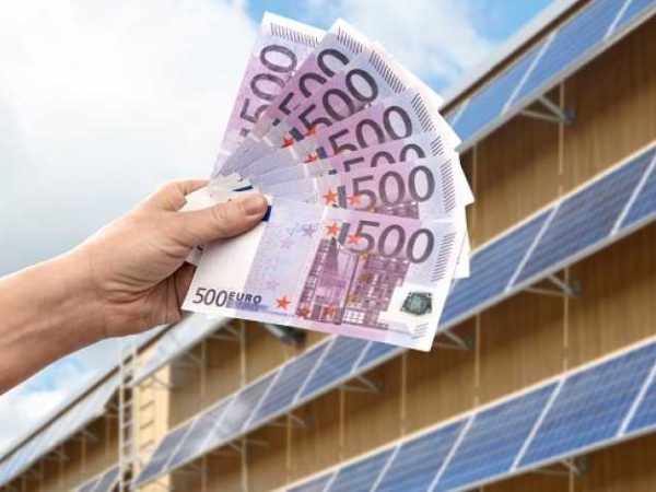 euro-panouri-fotovoltaice-dreamstime.jpg