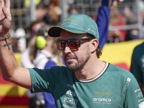 Fernando Alonso Surprinde în Singapore: Cel Mai Rapid în Primul Antrenament Liber
