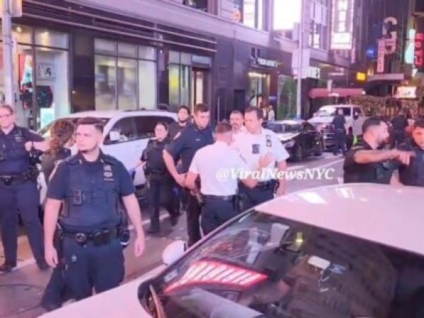 Focuri de armă în Time Square: Tânăr de 17 ani reținut după ce trei persoane au fost rănite